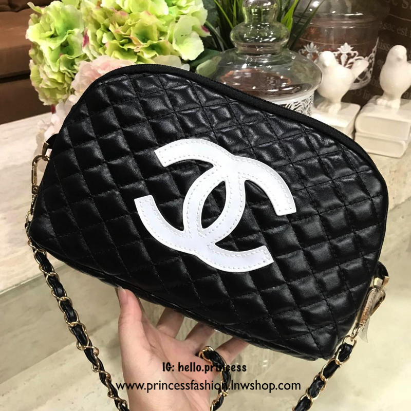 Chanel Clutch Bag With Chain VIP Gift With Purchase กระเป๋าสะพายข้างลายตาราง VIP. gift ของแท้ จาก Chanel Perfume Counter รุ่น Limited Edition วัสดุหนังเรียบลายตาราง เปิดปิดด้วยซิปแบรนด์ อะไหล่ทอง ขนาดกำลังน่ารัก น้ำหนักเบา ภายในมีโลโก้ และช่องซิป พร้อมสาย
