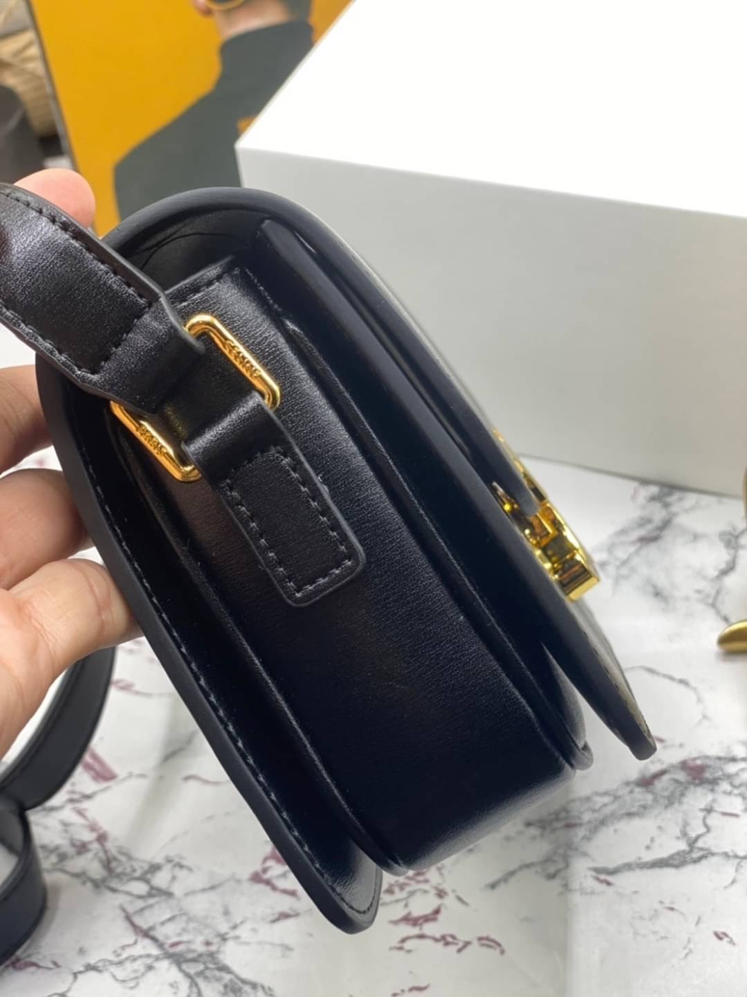 CELINE TRIOMPHE CROSSBODY BAG / CELINE TEEN ดีไซน์ยอดนิยมสไตล์ LISA ทรงสี่เหลี่ยมหนังสวยหรูอยู่ทรงเปิดปิดด้วยฝาปิดโลโก้แบรนด์อะไหล่ทอง ภายในมีช่องหลัก ช่องย่อย และช่องซิป สามารถใส่มือถือของใช้จุกจิกได้เยอะ มาพร้อมสายสะพายหนังยาวปรับระดับได้ จะสะพายไหล่ CR