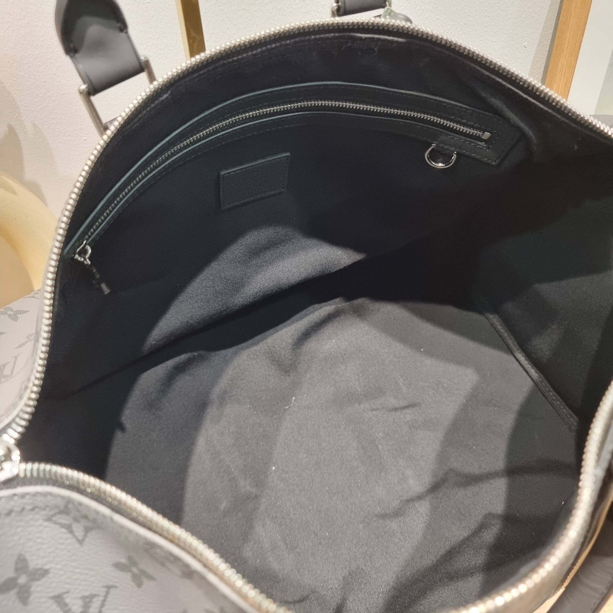 LV KEEPALL BANDOULIERE MONOGRAM ECLIPSE REVERSE กระเป๋าเดินทางสุดคลาสสิค ทึ่ใครๆก็เฝ้ารอ ไอเท็มที่จะทำให้การเดินทางไม่ธรรมดาอีกต่อไป ด้วยดีเทลความเป็นเอกลักษณ์ เรียบแต่หรู วัสดุหนังแคนวาสคุณภาพดี ลวดลายโมโนแกรม เปิด-ปิดด้วยซิปแน่นหนา มีกุญแจล็อคได้ มีสายส