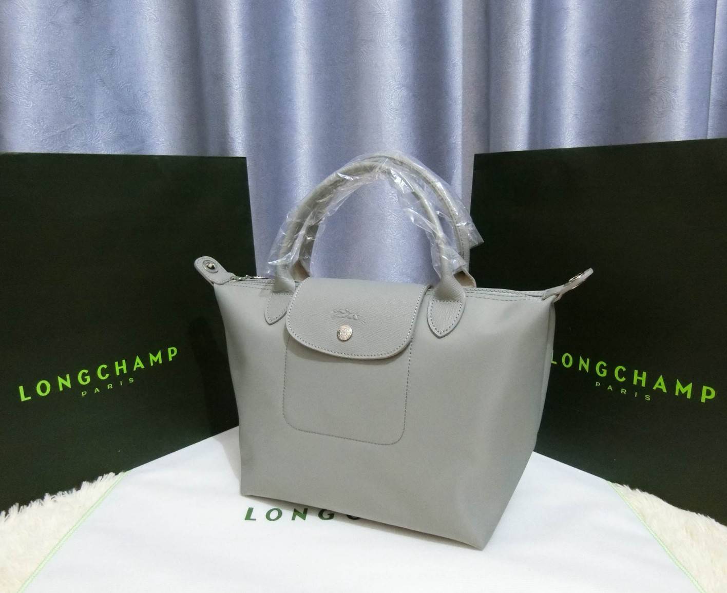 Longchamp Size S สินค้าใหม่ ของแท้!! เป็นล็อตผลิตเกินออเดอร์จากโรงงาน มาพร้อมการ์ด/ถุงผ้าแบรนด์/ถุงกระดาษแบรนด์ Size S: 25 x H. 23 x 16 cm. Color: Dusty Grey 274