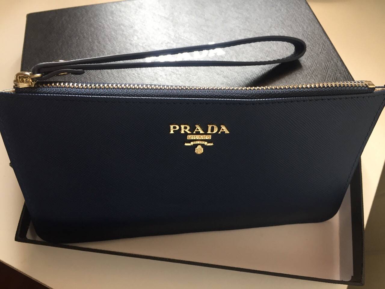 มาใหม่ค่ะ!! กระเป๋าคล้องมือสุดหรู งานพรีเมี่ยมกิ๊ฟ จากแบรนด์ PRADA ขนาดกำลังดี บนลายหนัง Saffiano โดดเด่นด้วยอะไหล่โลโก้สีทอง ปิดเปิดด้วยซิป ด้านในมีช่องใส่บัตรได้ถึง 3 ใบ ใส่ธนบัตรหรือเหรียญได้จุใจเลย รุ่นนี้ใส่ iPhone7+ได้ด้วยนะคะ แถมมีสายคล้องมือและกล่