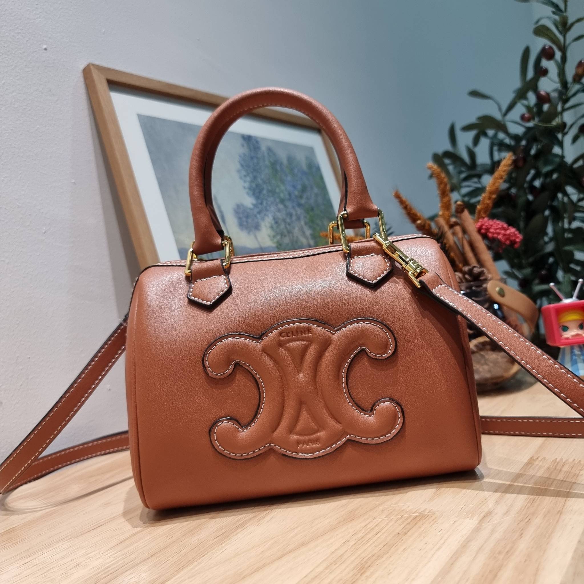 CELINE SMALL BOSTON CUIR TRIOMPHE IN SMOOTH LEATHER ฮิตมากกับสุดยอดความคลาสสิค ในรูปทรงสวย กับกระเป๋าสะพายทรงหมอน กะทัดรัด ขนาดกำลังดี ใช้งานสะดวก วัสดุหนังผิวเรียบ สวยคม