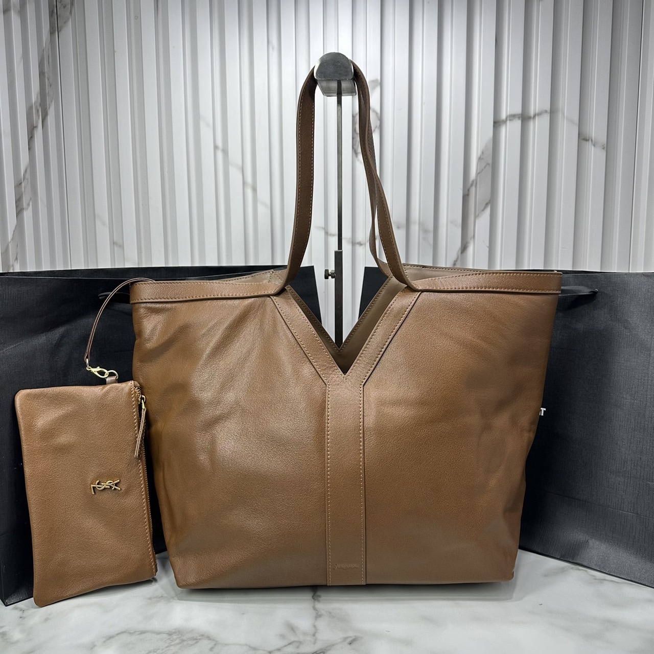 YSL Y TOTE IN LEATHER BAG กระเป๋าสะพายทรงโท้ทใบใหญ่ รุ่นใหม่ล่าสุด งานหนังแท้สวยเต็มใบ ดีไซส์เรียบหรูดูแพงอย่างแท้จริง ภายในโล่งกว้างมาก จุของได้เยอะสุด เอาใจสายแบกแต่ยังคงความหรูไว้ในตัวอย่างแน่นอน