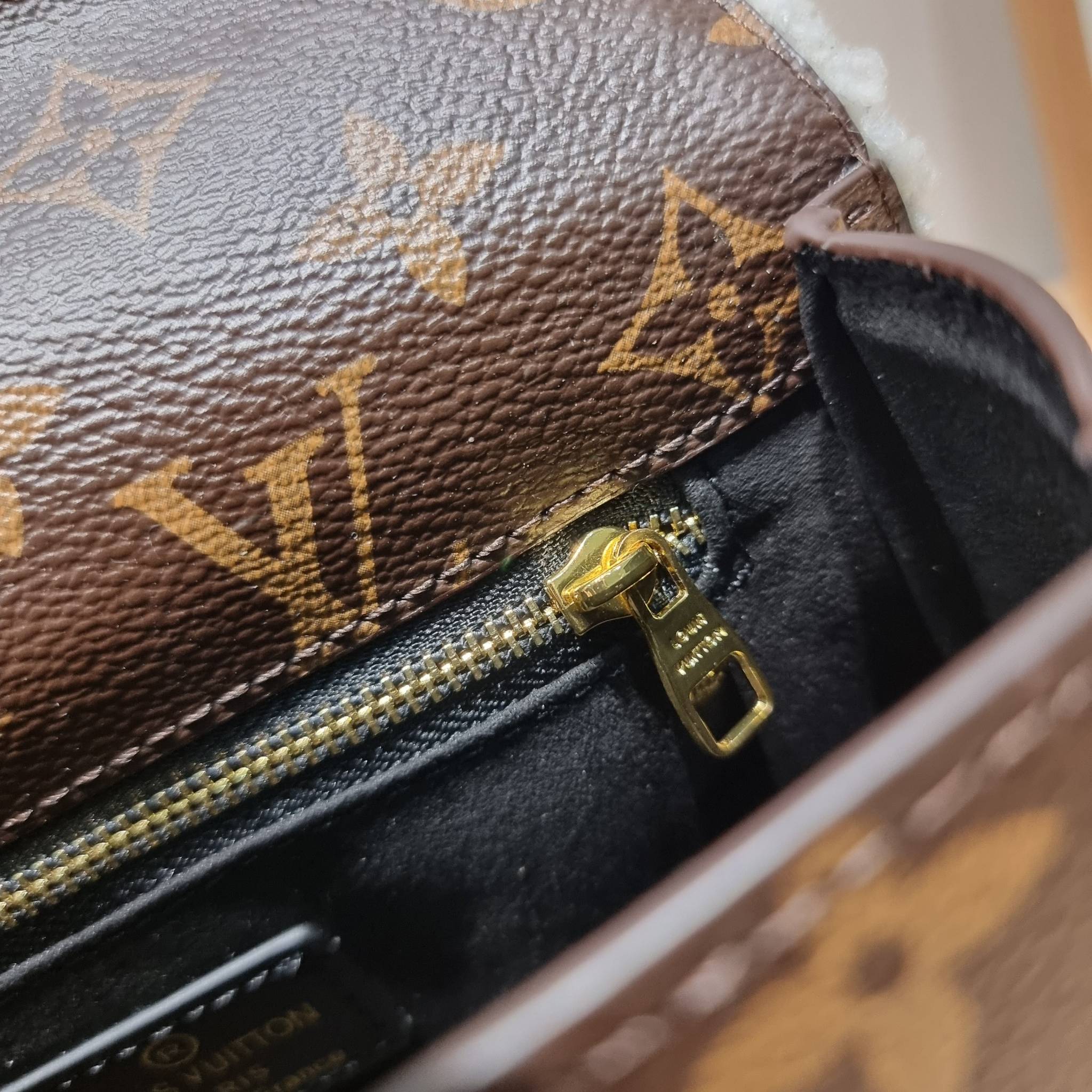 LV EDEN FLEECE bag / LV CROSSBODY HAND BAG กระเป๋าสะพายดีไซน์ใหม่ แรร์ไอเท็มที่สาวๆต้องมี! ดีไซน์ตกแต่งขนฟูนุ่ม วัสดุหนังแคนวาส เปิด-ปิดกระเป๋าด้วยอะไหล่กดล็อค ภายในเป็นช่องโล่ง มีช่องซิปแยก มีหูจับในตัวและสายครอสบอดี้มาให้ ใช้งานง่าย เหมาะกับทุกสไตล์การแ