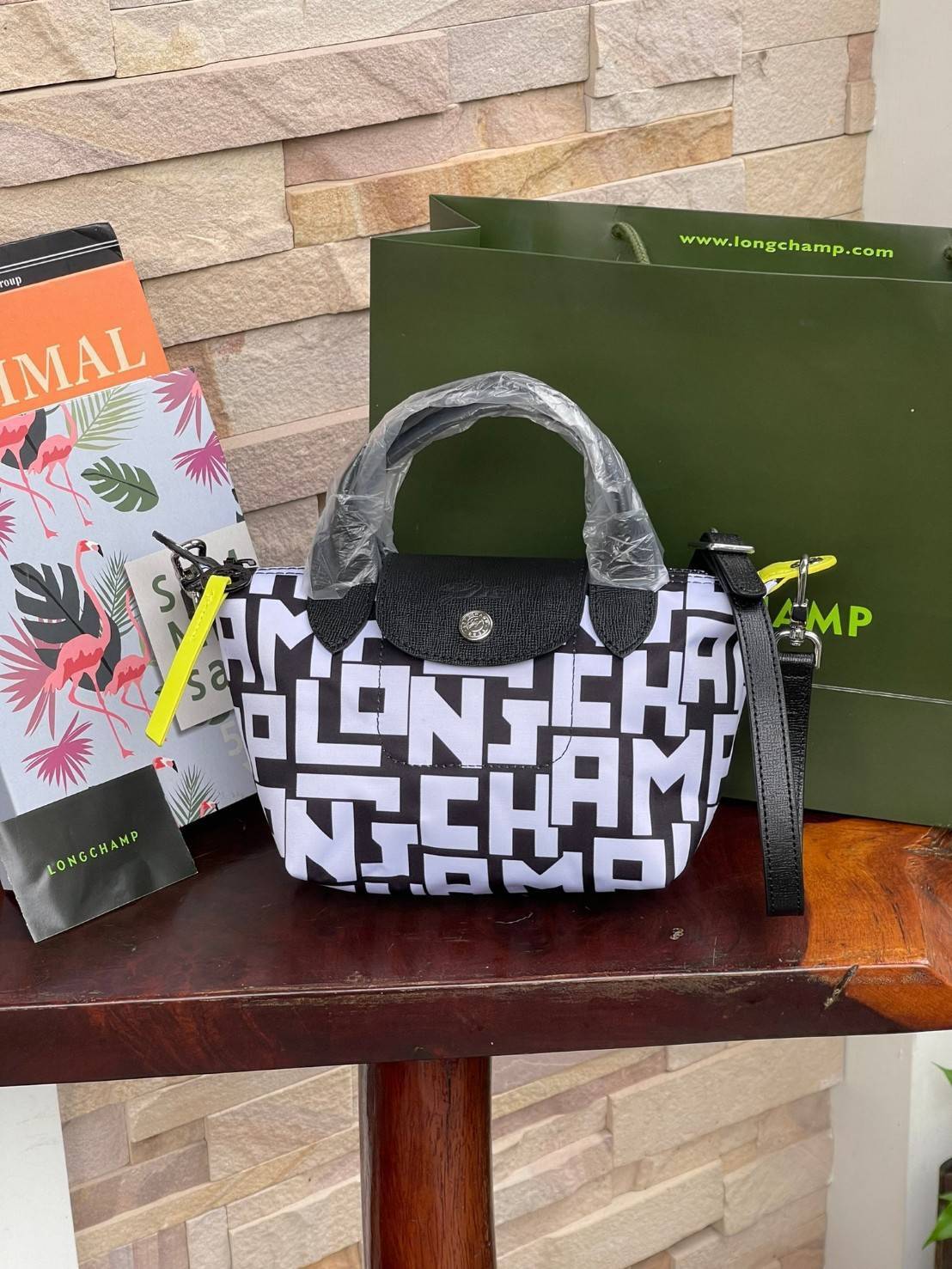 LONGCHAMP LE PLIAGE COLLECTION TOP HANDLE BAG XS พบกับคอลเลคชั่นใหม่ล่าสุด มีดีไซน์ที่เรียบหรูและคลาสสิก แฝงด้วยลูกเล่นแบบเฟมินีน แถมยังมีน้ำหนักเบาอย่างไม่น่าเชื่อ มาพร้อมกับหูจับกระเป๋าคู่และฝาปิดแบบกระดุม กระเป๋าถือใบนี้สามารถใช้ถือแบบทั่วไป มีสายสะพาย