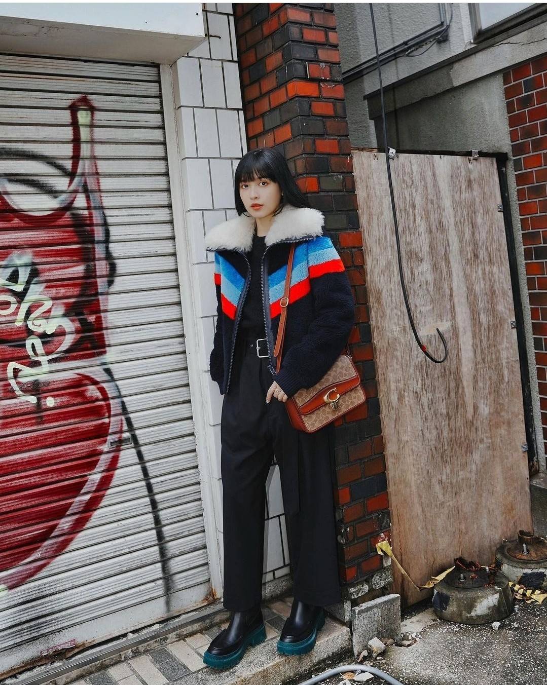 OUTLET 】COACH STUDIO SHOULDER BAG IN SIGNATURE CANVAS (C6639 C6640) สีใหม่รับความเฮง กับคอลเลคชั่นใหม่สุดอีกหนึ่ง!! มาแบบเลิศๆหรูๆมากแม่ กระเป๋าสะพายข้างลุคไฮน์ ที่ดีไซน์ออกมาได้ปัง และดูแพงมากๆ ด้วยดีเทลคลาสสิคผสานความเป็นเอกลักษณ์ เรียบง่ายแต่แฝงความมีด