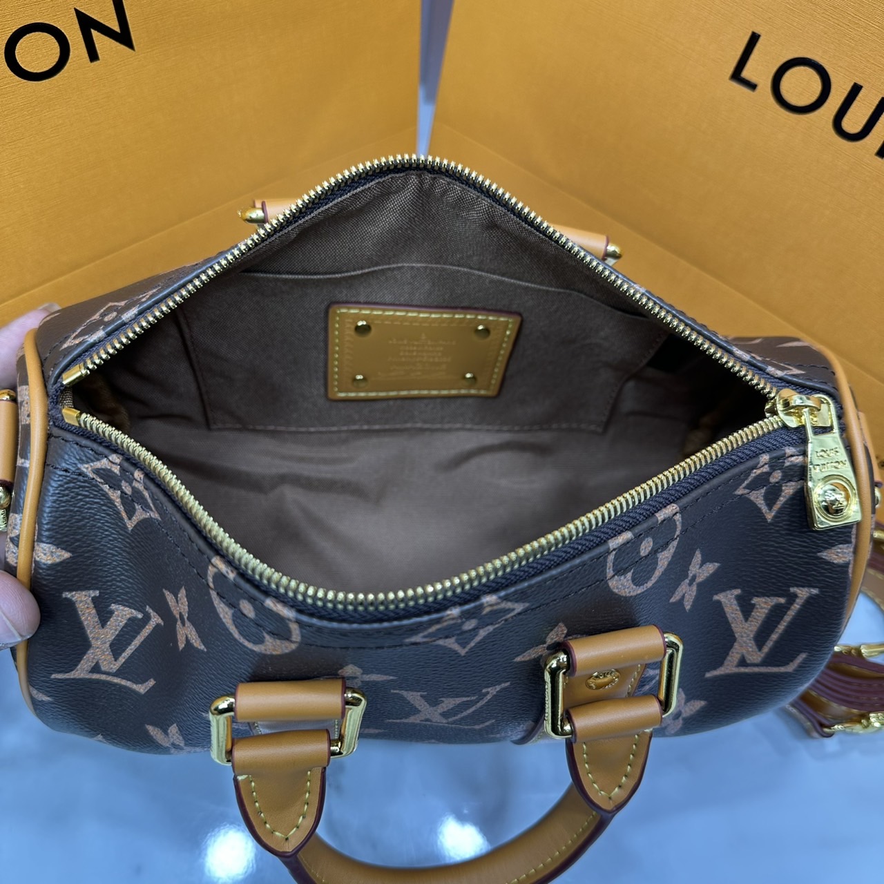 LV Keepall Bandoulière 25 Bag Monogram Canvas กระเป๋าสะพายทรงหมอนวินเทจสุดคลาสสิค ดีเทลเป็นเอกลักษณ์ เรียบหรู