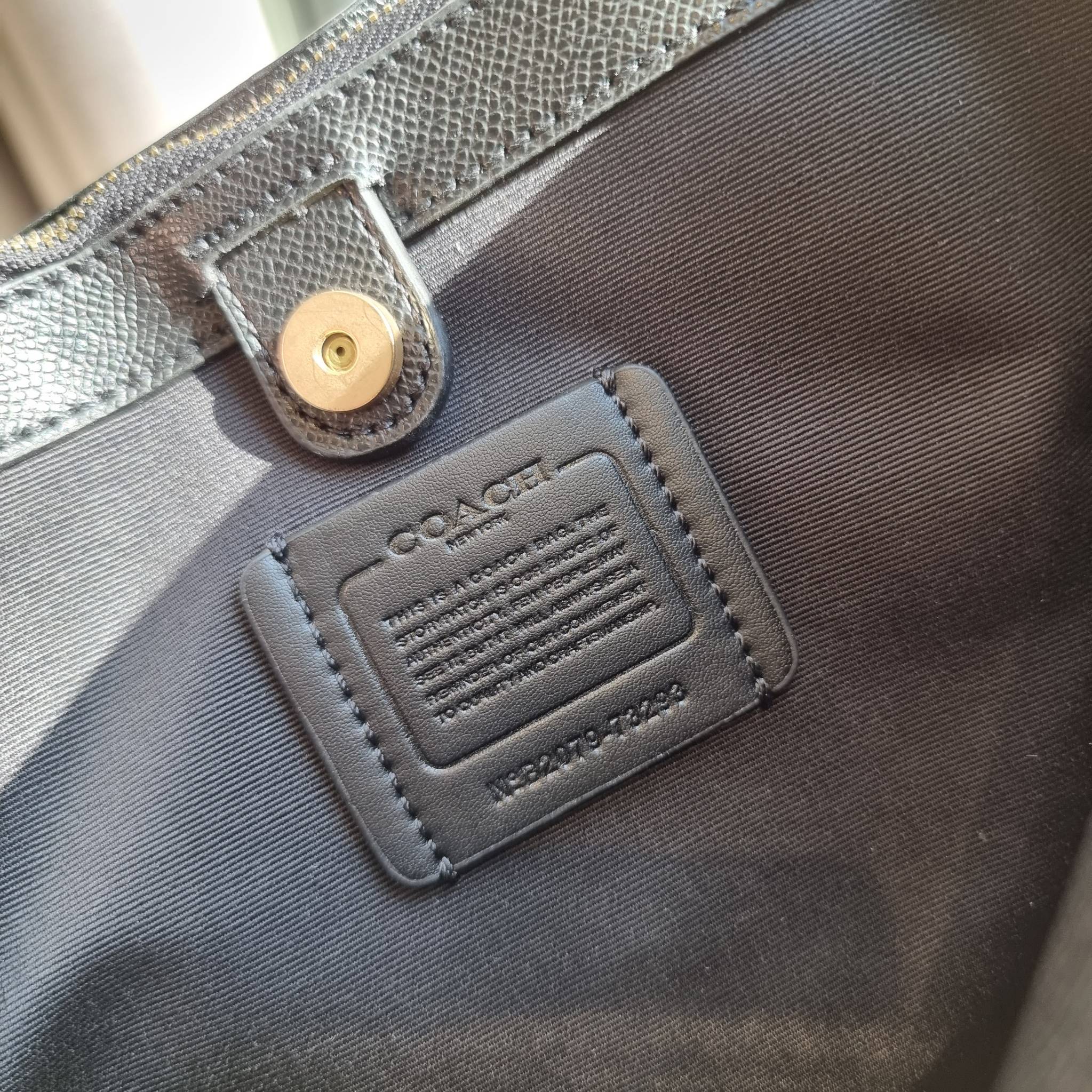 OUTLET 】COACH 73293 MINI AVENUE CARRYALL IN SIGNATURE CANVAS กระเป๋าสะพายรุ่นคลาสสิค คัมแบคแล้วจ้าแม่!! ไซส์กำลังสวย วัสดุหนังแคนวาสคุณภาพดี ด้านข้างเก็บทรงได้ เปิด-ปิดด้วยกระดุมแม่เหล็ก ใช้งานง่าย มีช่องซิป ใบนี้เห็นเล็กๆ แต่จุได้เยอะพอสมควรเลยน้า ɣ