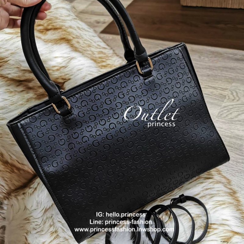 GUESS SINGNATURE SHOPPER BAG กระเป๋าถือหรือสะพายรุ่นล่าสุดจาก GUESS FACTORY หนังสวยอยู่ทรงปั้มลาย Singnature Brand รอบใบ ด้านหน้าประดับโลโก้แบรนด์ หูหิ้วเเข็งเเรงพับลงได้ เปิดปิดด้วยซิปสะดวกใช้ ขนาดกำลังดี ภายในมีช่องซิปและช่องใส่ของ กว้างและจุ น้ำหนักเบา