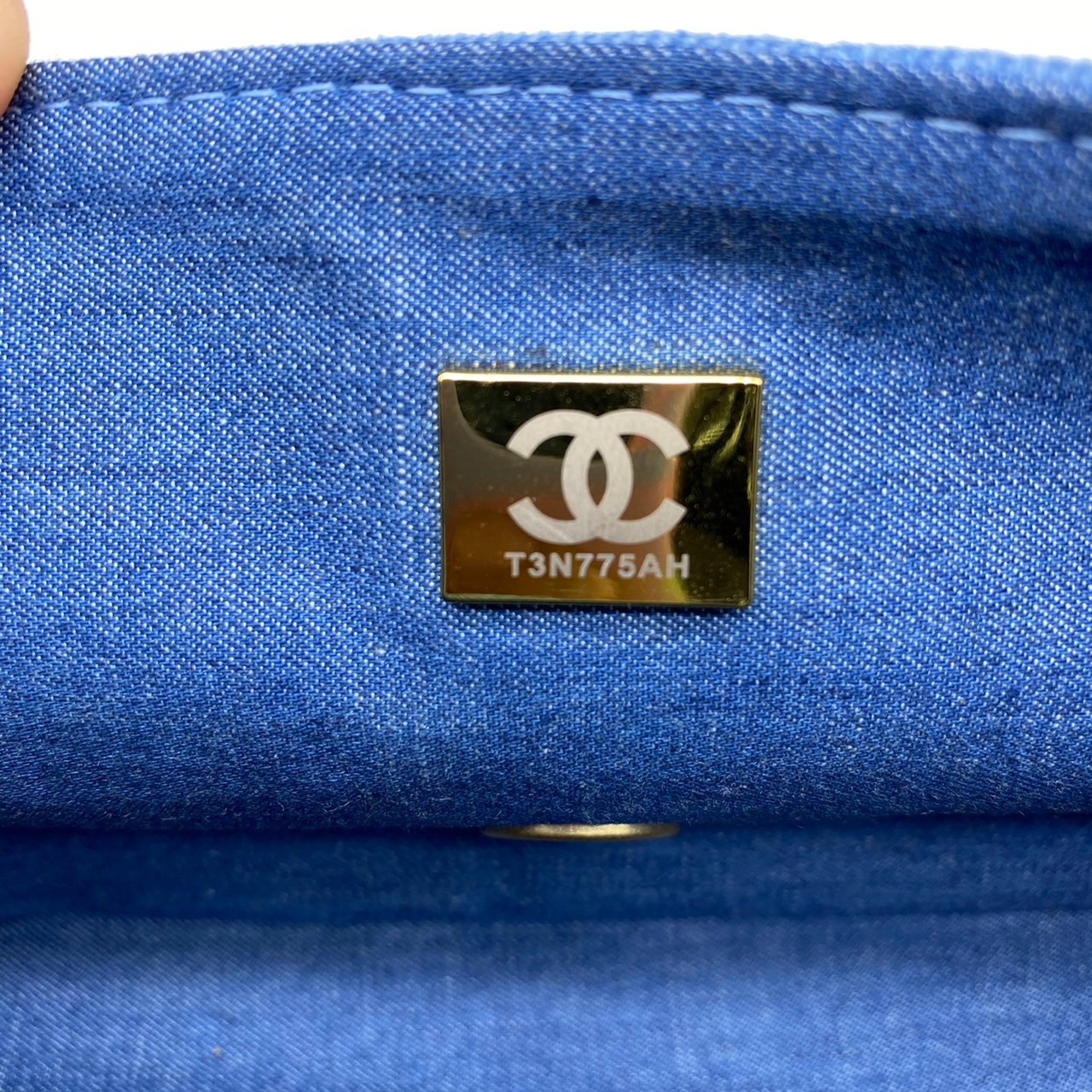 CHANEL Flap Bag Denim Pearl Gold Hardware 20cm พร้อมส่งที่ไทย วัสดุผ้าเดนิมสีน้ำเงินแท้ พร้อมฮาร์ดแวร์โทนสีทองโบราณ และมีฝาปิดด้านหน้าปิดแบบเทิร์นล็อค CC ซิกเนเจอร์ของแบรนด์ ภาพสินค้าถ่ายจากงานขายจริง ใช้งานต่างประเทศได้
