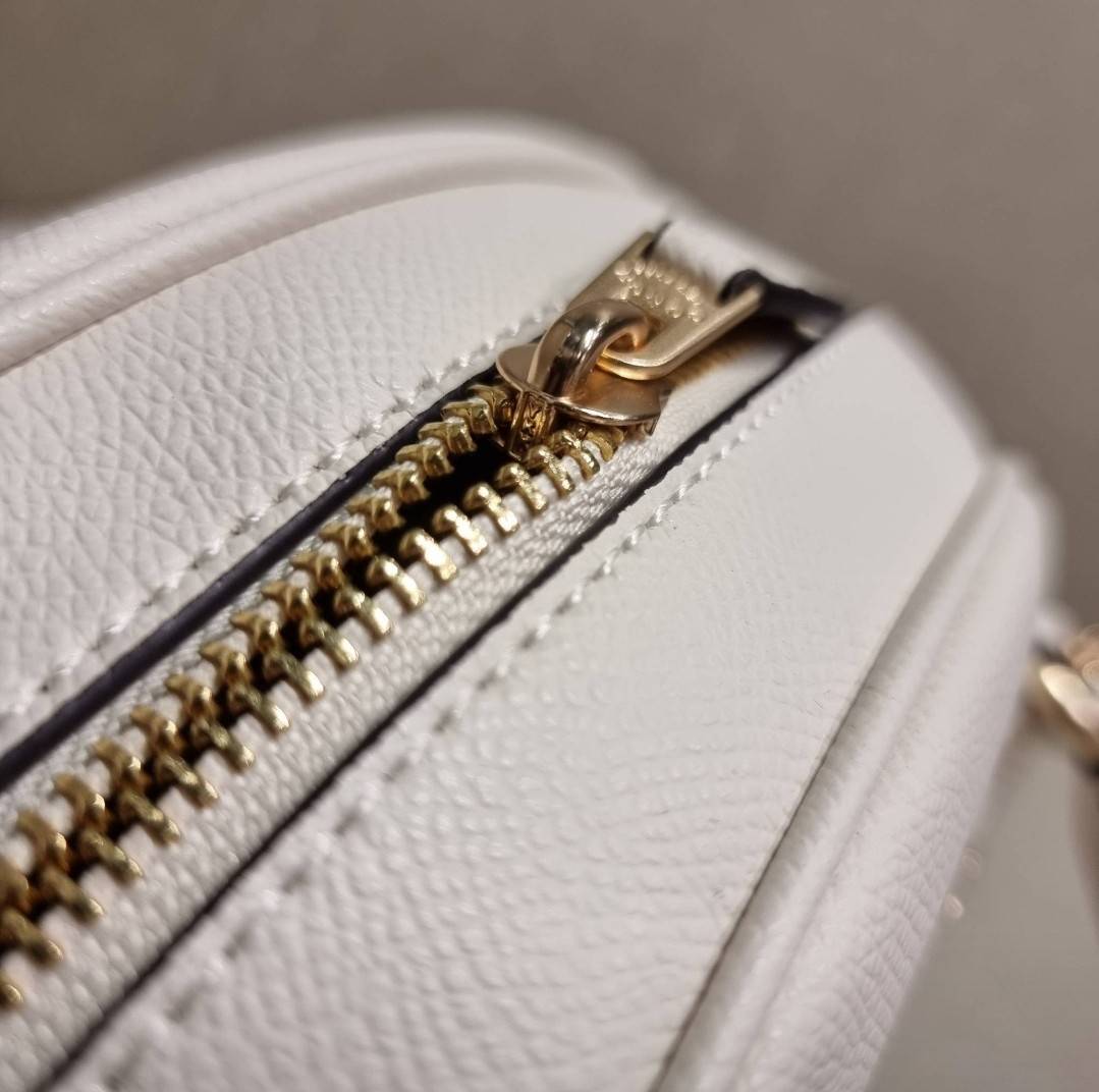 COACH SYDNEY SATCHEL BAG CA202 CA591 CB596 ใหม่ล่าสุด กับคอลที่สาวๆต้องหลงรัก กระเป๋าสะพายทรง satchel ที่มีรูปทรงดึงดูดสายตา สวยแรกเห็น วัสดุหนัง crossgrain พร้อมหูจับในตัว เปิด-ปิดด้วยซิป ภายในโล่งกว้าง ขนาดกำลังดี มีสายครอสให้ ปรับได้ตามชอบ ใบจริงลูกคุณ