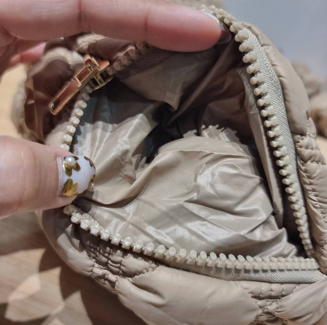 Carlyn cozy bag / Carlyn glaze bag 13 สีพร้อมส่ง อีกหนึ่งคอลเด็ด ที่ฮิตแบบฉุดไม่อยู่ กับไอเท็มนุ่มนิ่มจากเกาหลี พร้อมสีใหม่ล่าสุด กระเป๋าสะพายก้อนเมฆสุดเก๋ ที่สามารถใช้ได้หลากหลาย