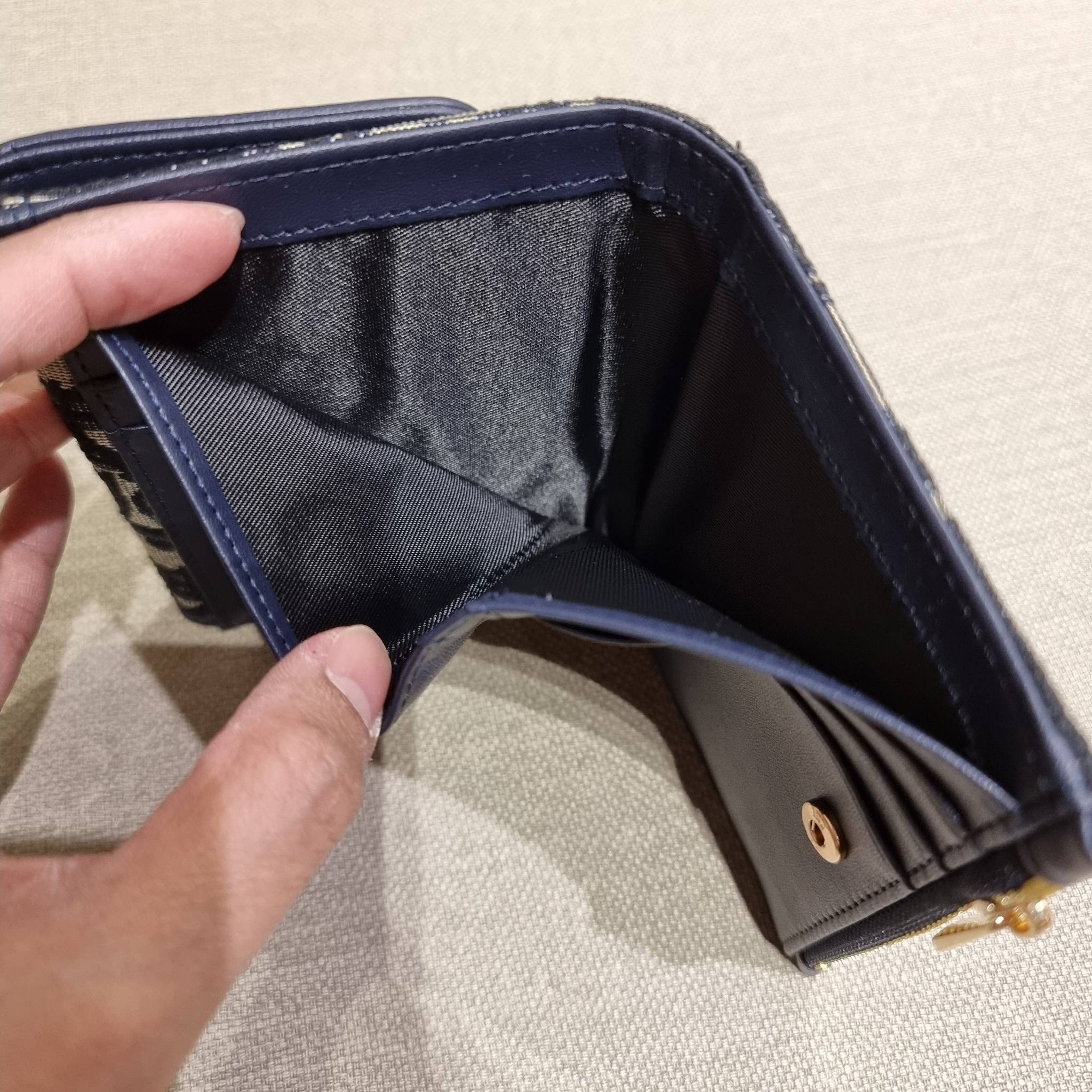 VIP 】CD MULTI WALLET WITH GWP กระเป๋าสตางค์ขนาดเหมาะมือ กำลังสวย พรีเมี่ยมกิ๊ฟจากเคาน์เตอร์ ดีไซน์แบบพับ ใช้งานง่าย พร้อมช่องซิปในตัว วัสดุผ้าแคนวาสปักลาย สลับหนังแท้ภายใน ภายในมีช่องใส่บัตร ใส่ธนบัตรได้ สะดวกใช้มากๆ มาพร้อม box set ในราคาที่ถูก พร้อมส่งต