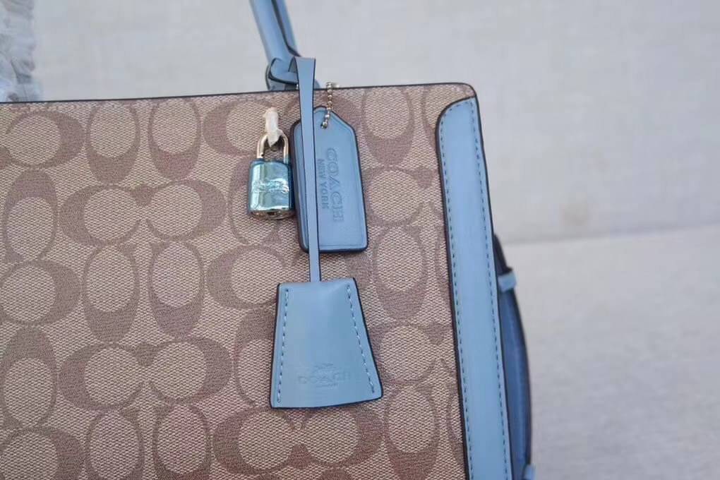 COACH ZOE CARRYALL IN SIGNATURE CANVAS เดอะเบสท์แห่งปี ต้องยกให้พี่คนสวยใบนี้เลย!! รุ่นที่สาวๆตามหา หายากอีกหนึ่ง กระเป๋าถือ/สะพายทรงสวย คลาสสิค ใบใหญ่จุคุ้ม มีดีเทลน่ารักๆที่แม่กุญแจ สามารถล็อคหัวซิปได้ กุญแจซ่อนในพวงหนังห้อยก็น่ารักไปอีก ภายในโล่งกว้าง 