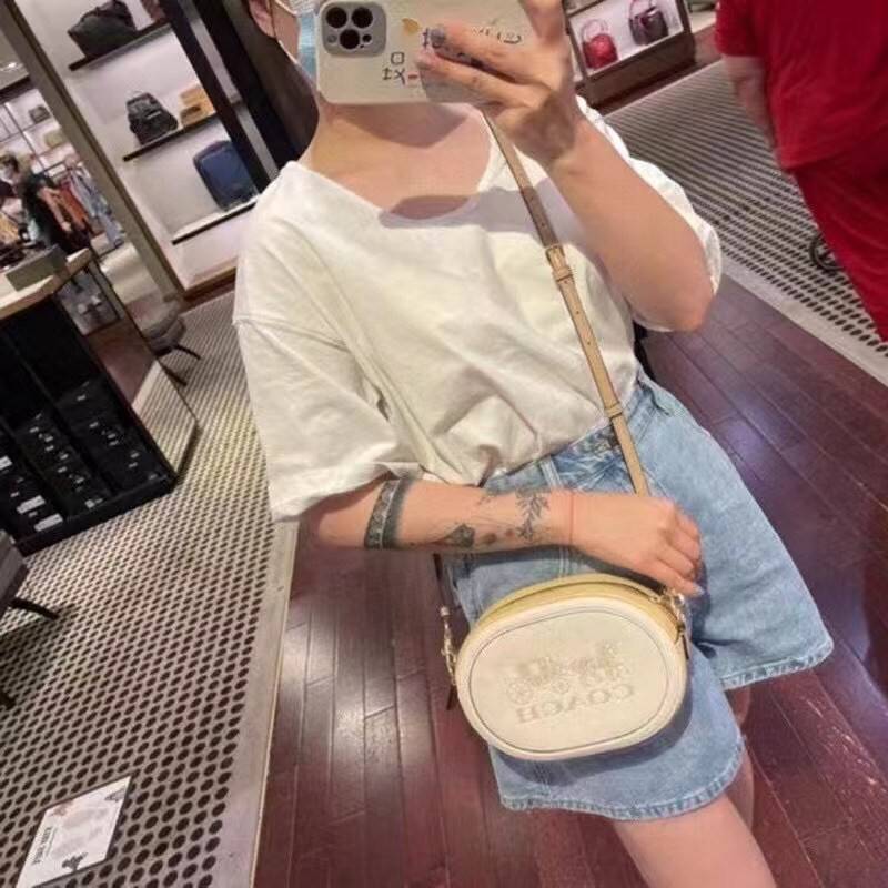 COACH Camera Bag In Colorblock ((C4056//C4156)) พร้อมส่งค่ะ! กระเป๋าทรงกลม ใบน่ารัก ขนาดพอดีลำตัว บวกกับเป็นหนังแท้นิ่มอย่างดี น่าใช้มากๆเลยทีเดียว ด้านหน้ามีโลโก้แบรนด์รถม้า เปิดปิดกระเป๋าแบบซิป ภายในใส่มือถือได้ทุกรุ่น;กระเป๋าเงินใบกลางได้;ของสำคัญจุกจิ