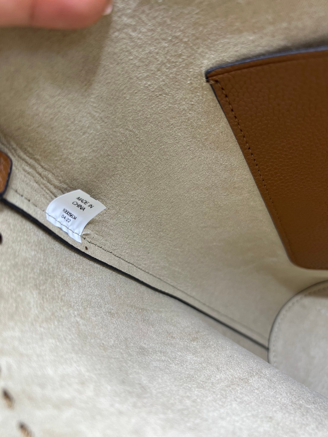 Tory Burch McGraw Bucket bag / Tory Burch Mcgraw Double T Logo Plaque Bucket Bag พร้อมส่ง 4 สี กระเป๋าสะพายหรือถือคล้องแขนทรงถัง จุของได้เยอะใบนี้ตอบโจทย์ได้ดีมาก โทนสีเรียบง่าย แฝงไปด้วยความดูดี สุขุมและเป็นผู้ใหญ่