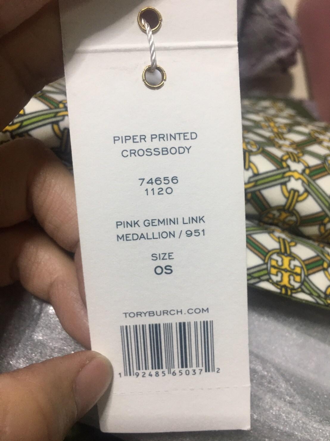 ของแท้ 💯% Tory Burch Piper Printed Crossbody 74656 กระเป๋าถือ สะพายข้างหรือ Crossbody ได้ ด้านในโล่งมี1ช่องซิป และ1ช่องใส่ของจุกจิก ซับในผ้าสวยหรู มีช่องซิปใส่ของด้านนอก
