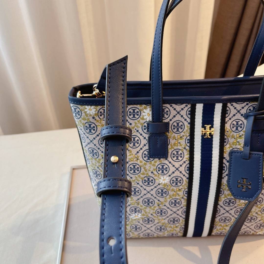 OUTLET ของแท้ 💯% TORY BURCH T MONOGRAM FLORAL VINE SMALL TOP-ZIP TOTE BAG คอลเลคชั่นรุ่นยอดนิยม กระเป๋าช้อปปิ้งเดซี่ล่าสุด ทรงใบใหญ่ ทรงสวยคลาสสิค มีดีไซน์เก๋โดดเด่นลายทางตรงกลาง ตัวกระเป๋าลงลายโซ่ คาดด้วยลายฟลอรัลสีเหลือง เพิ่มความน่ารัก สวยหรูมา