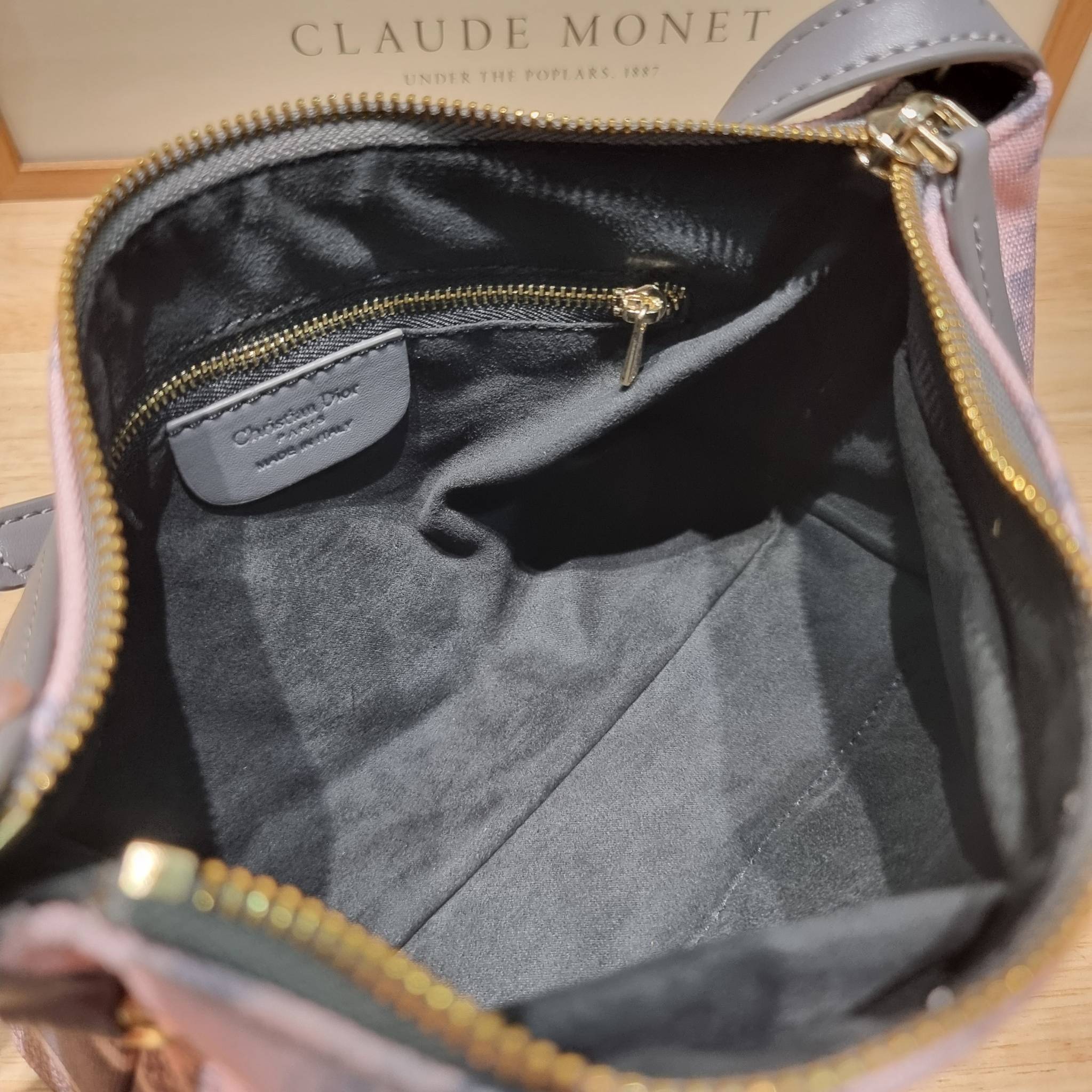 Dior travel nomad pouch / DIOR POUCH BAG พร้อมส่ง กระเป๋าทรงพอช ขนาดกำลังดี ดีไซน์ให้เป็นได้ทั้งกระเป๋าพกพาเอนกประสงค์ เวลาไปท่องเที่ยว หรือจะใช้เป็นกระเป๋าหลักพกของสำคัญก็ได้