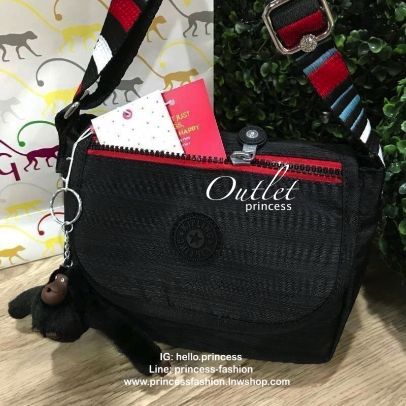 KIPLING SABIAN CROSSBODY BAG กระเป๋าสะพายรุ่นชนช็อปวัสดุ Nylon&Polyester 100% ขนาดกำลังน่ารัก เปิดปิดด้วยฝาปิดกระดุมแม่เหล็กและซิปแบรนด์ ด้านหน้ามี1ช่องซิป พร้อมพวงกุญเเจลิงน้อย ภายในมีโลโก้ ช่องซิปและสายคล้องพวงกุญแจ มีสายสะพายยาวหลากสีเลื่อนปรับระดับได้