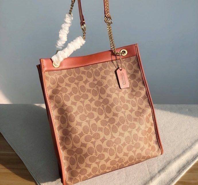 Coach women totes bag C6620 คอลเลคชั่นใหม่ล่าสุด กระเป๋าสะพายทรงโท้ท ดีไซน์คลาสสิคใช้งานได้บ่อยหลากหลายโอกาส ภายในกระเป๋าเป็นช่องโล่ง ใส่ของสำคัญได้ครบ สายสะพายหนังสลับโซ่ อัพความหรูไปอีก สะพายใบนี้บอกเลยว่าไม่ซ้ำใคร ถ่ายรูปสวย ไปเที่ยวคาเฟ่ชิคๆ รับรองได้