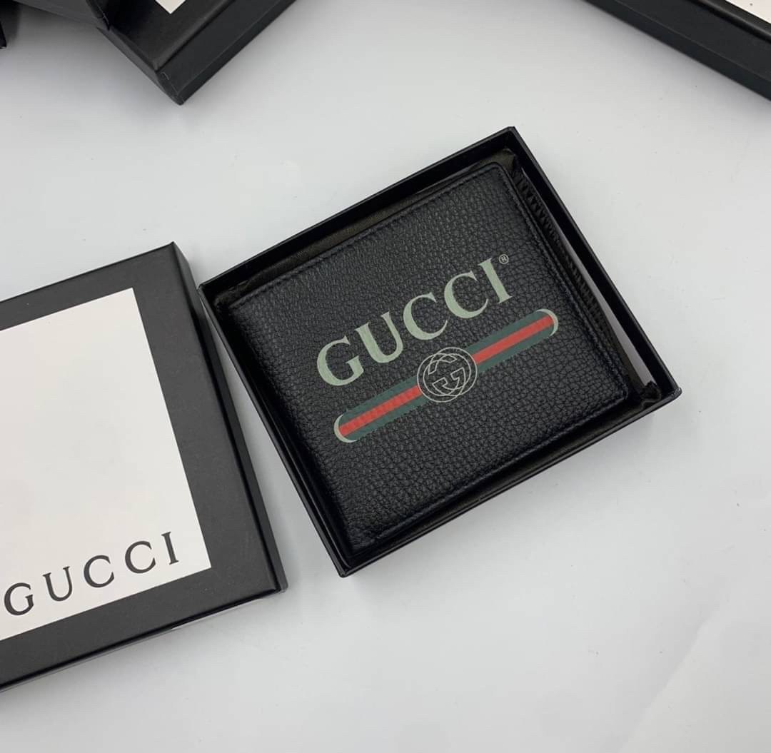 หนังแท้ GUCCI Men Short Wallet รุ่นใหม่ล่าสุด!! หนังสวยเริด ดีงามมากค่าาา กระเป๋าสตางค์ใบสั้น ดีไซน์ใหม่ สวยดูหรู ถือใช้กำลังเหมาะมือ ใส่บัตรได้เยอะ ใส่ธนบัตรได้ทุกชนิด มาครบ set พร้อมส่ง!! เป็นไอเท็มที่หนุ่มๆต้องมีจริงๆจ้า 😎😎
