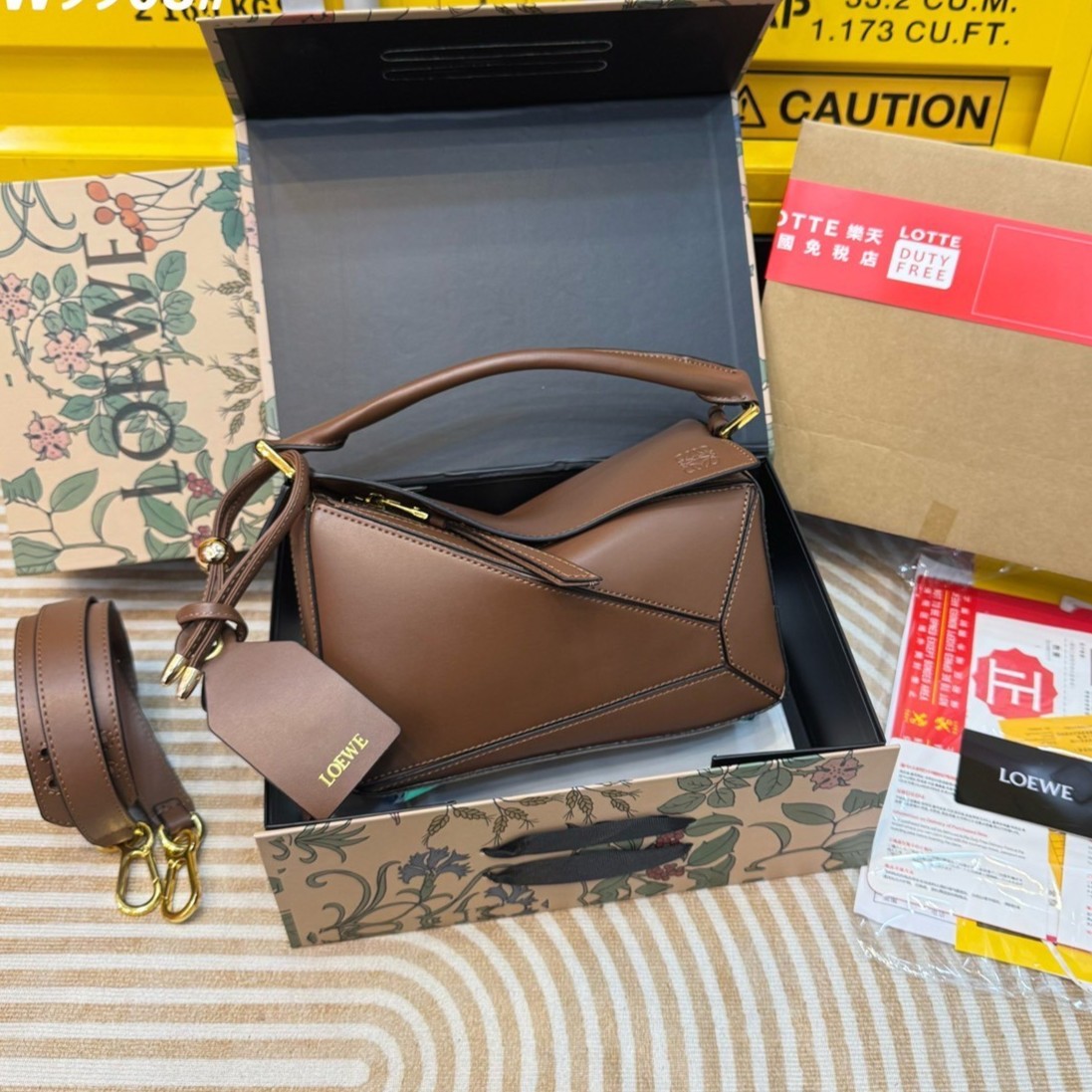 Loewe Puzzle bag กระเป๋าสะพายข้างทรงกล่อง สุดยอดแบรนด์ที่ดีไซน์เป็นเอกลักษณ์ โดดเด่น สวยหรู สไตล์พัซเซิลคลาสสิค