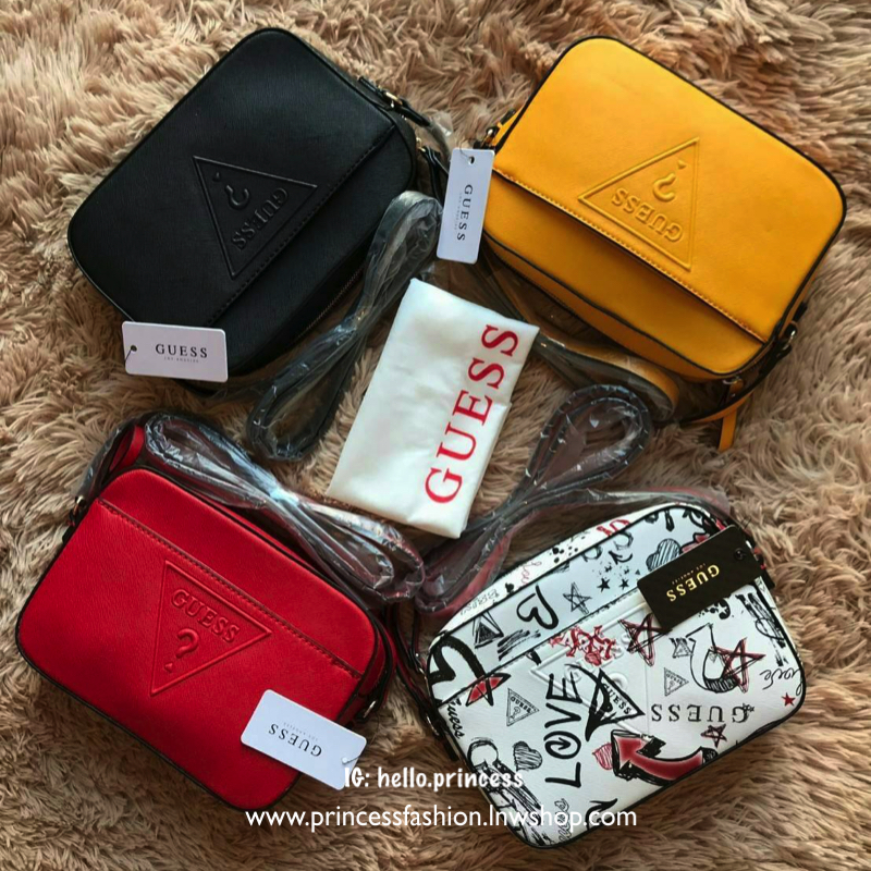 GUESS CROSSBODY BAG กระเป๋าสะพายรุ่นใหม่ ทรงเหลี่ยมตั้งอยู่ทรง วัสดุหนังSaffiano ด้านหน้าปั้มลายโลโก้นูน เปิดปิดด้วยซิปเดียวด้านบน ภายในกว้างใส่กระเป๋าสตางค์ใบยาวได้ ด้านหน้ามีช่องเล็ก1ช่อง ภายในมีช่องซิปเล็ก1ช่อง แยกเป็นสัดส่วน ด้านในบุผ้าลายสกรีน น้ำหนั