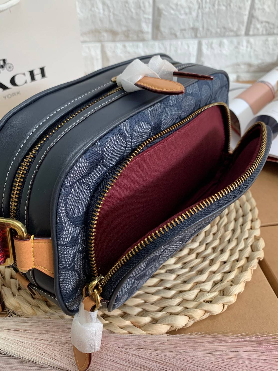 COACH BELT BAG IN SIGNATURE CHAMBRAY (3685) ❤️ใช้ได้ทั้งชาย//หญิงค่ะ กระเป๋าคาดอก วัสดุผ้าแคนวาส+หนังแท้ค่ะ ด้านหน้ามีช่องซิปขนาดกลาง ใส่มือถือได้ค่ะ ช่องซิปหลักเปิดปิดแบบซิปคู่ ภายในกว้าง ใส่ของจำเป็นได้ครบเลยนะคะ มีช่องซิปสำหรับใส่ของจุกจิกให้อีก