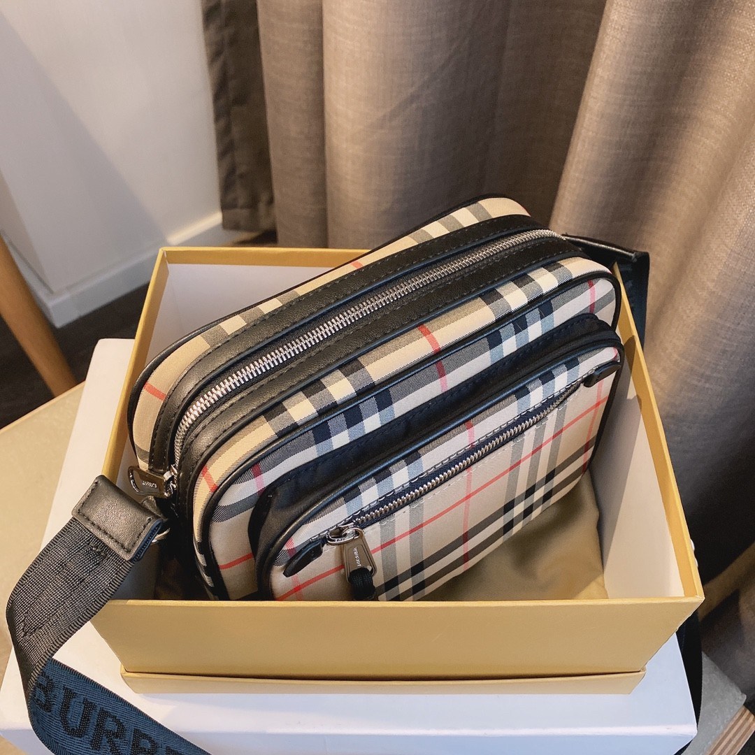พรีเมี่ยมกิ๊ฟแท้ 100% 】สำหรับคุณผู้ชาย มีมาให้ช็อปแล้วค่ะ!!! 🇬🇧 NEW ARRIVAL! BURBERRY CROSSBODY BAG VIP GIFT WITH PURCHASE (GWP) พรีเมี่ยมกิ๊ฟ Limited Edition