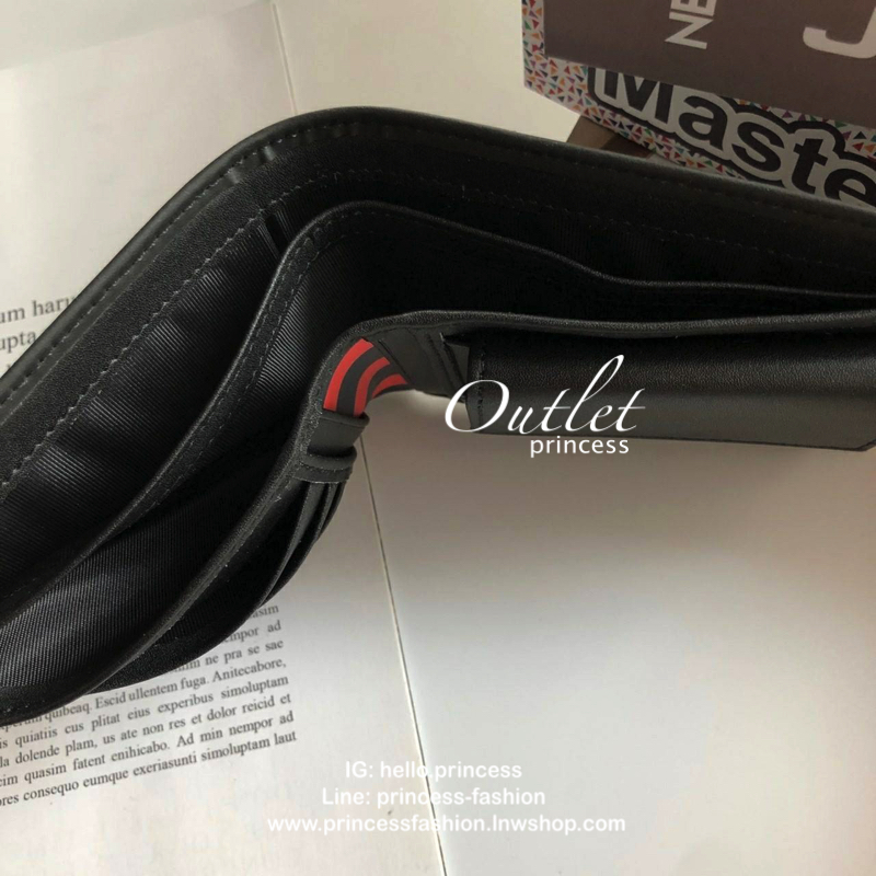 TOMMY HILFIGER Leather Belt & Wallet Set เซตสุดคุ้ม จะมอบเป็นของขวัญหรือใช้เองก็แนะนำเลยค่าา อุปกรณ์ : มาพร้อมถุงกระดาษแบรนด์ + กล่องแบรนด์ + ที่เจาะรูเข็มขัด