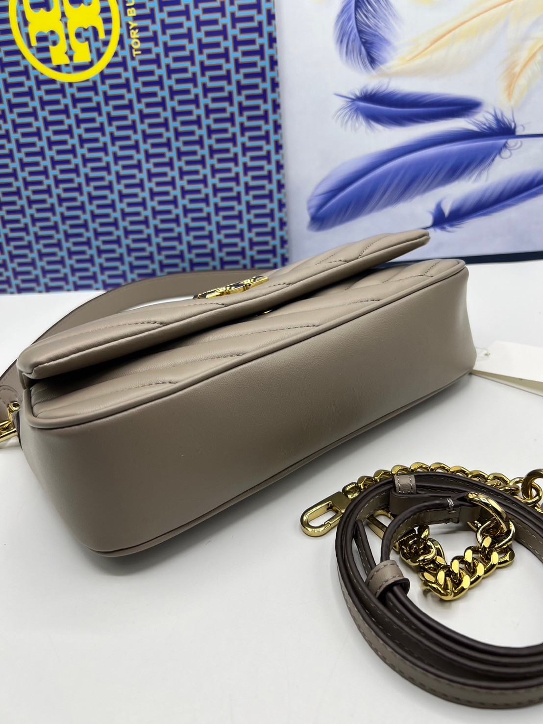 Tory Burch Kira Chevron Flap Small Shoulder Bag กระเป๋าสะพายดีไซน์รูปทรงคลาสสิค ดูผู้ดีหรูหรา เกรดออริ สลับแท้ 1:1 ใช้งานต่างประเทศได้