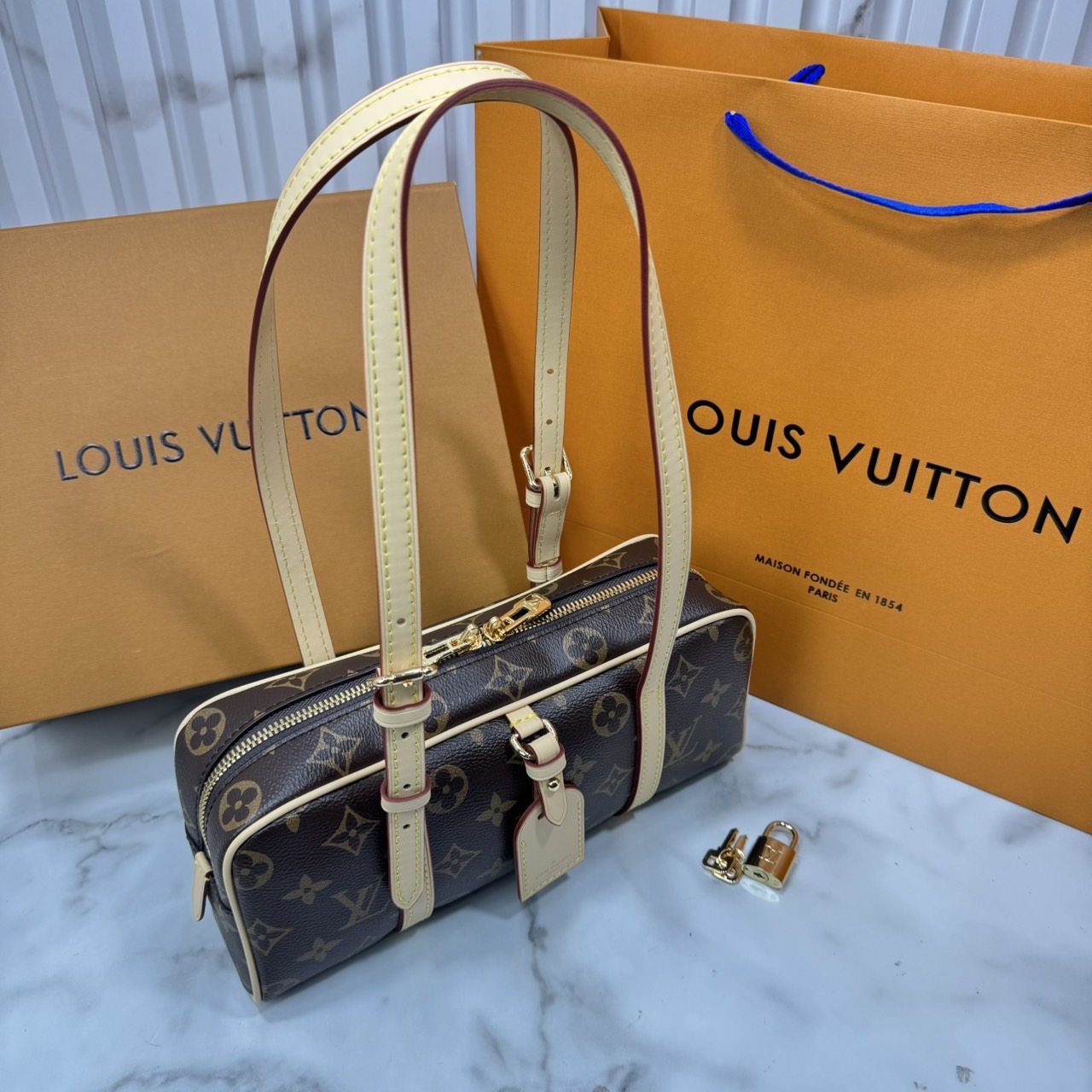 ORI หนังแท้ | LV Hang On bag กระเป๋าสะพายดีไซน์วินเทจ ปรับดีไซน์กระเป๋าถือรุ่น Cité คลาสสิกจากยุค'80s เป็นทรงโบว์ลิ่งร่วมสมัย
