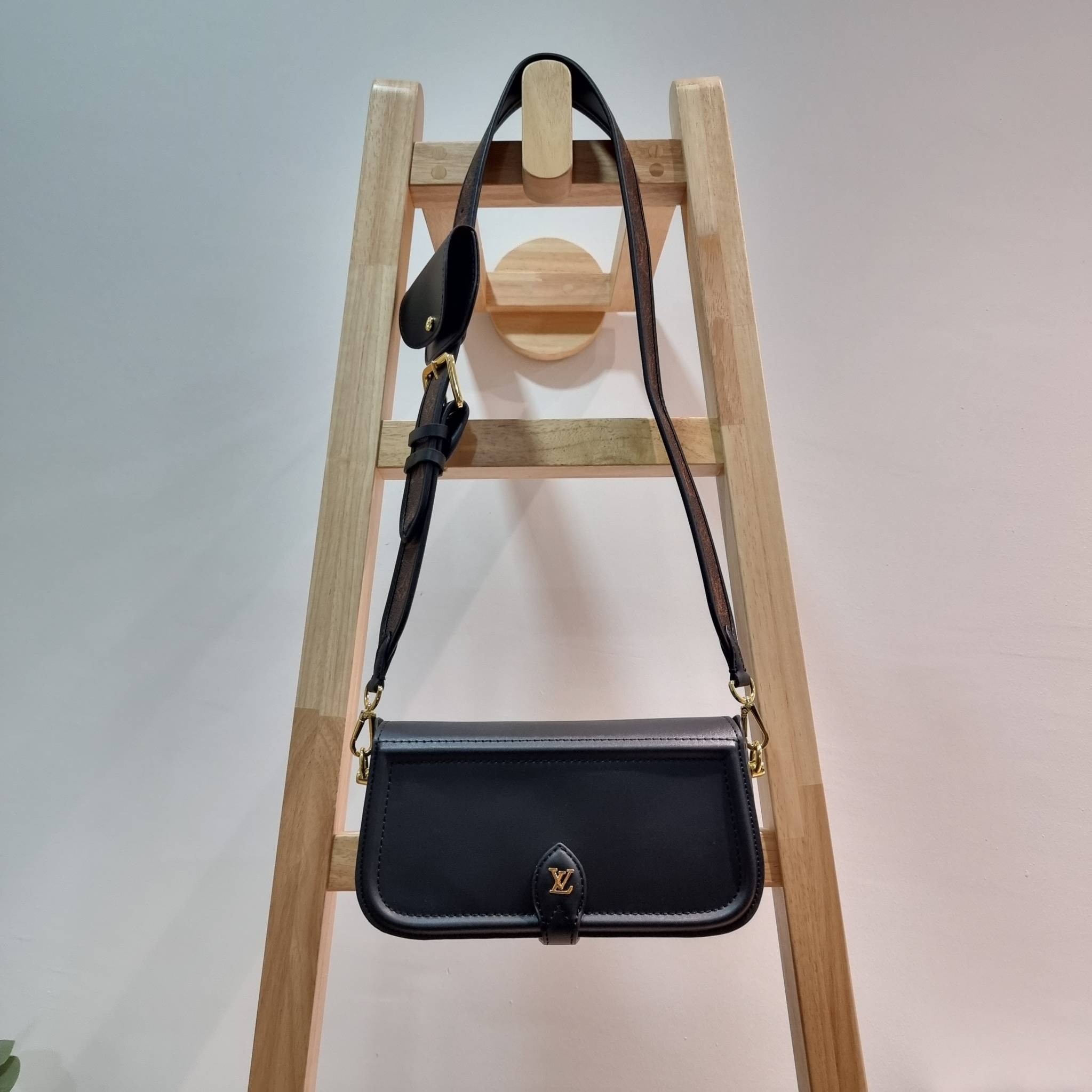 LV officier crossbody bag / LV Officier Pouch With Strap กระเป๋าสะพายเรียบหรู ดีไซน์เรียบง่าย ใช้งานสะดวก พร้อมใบลูกน่ารัก และสายสะพายเส้นใหญ่ ทนทาน แน่นหนา วัสดุหนังเรียบสวย