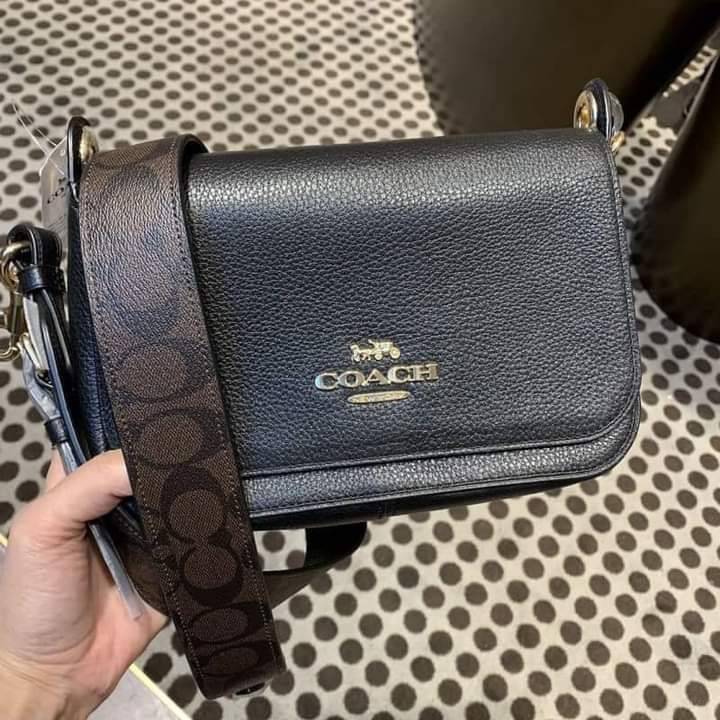 COACH SMALL JES MESSENGER WITH SIGNATURE CANVAS STRAP(COACH F77979)🌺 ทรงนี้ สวยมากจริงๆ ฮิตมากๆตลอดกาล //สะพายข้างฝาปิด ล็อคด้วยแม่เหล็กแน่นหนา รุ่นนี้สวยมาก >>วัสดุหนังแท้เต็มใบ หนังสวยคุณภาพดีมากๆ ยิ่งใช้ หนังยิ่งสวย>>สายสะพายถอดได้ 
