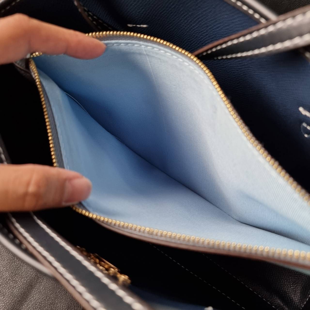 COACH C4086 MOLLIE TOTE 25 IN SIGNATURE JACQUARD WITH STRIPES แจกความสดใสด้วยลุคคัลเลอร์ฟูล กระเป๋าทรงโท้ท มินิไซส์ ตกแต่งลายเอกลักษณ์ถักทออยู่บนผ้า jacquard ตัดกับลายเส้นสีสันสวยงาม ลงตัวไม่ซ้ำใคร ภายในเป็นช่องโล่ง มีช่องซิปกลางใส่ของได้ ขนาดกำลังดีแบบใส