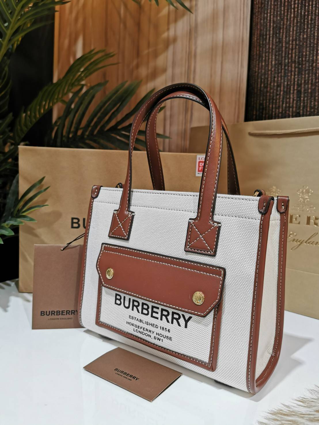 BURBERRY FRAGRANCES CROSSBODY BAG VIP GIFT WITH PURCHASE (GWP) พรีเมี่ยมกิ๊ฟ Limited Edition จาก BURBERRY PERFUME วัสดุ Canvas & Leather ทรงเหลี่ยม TwoTone ดีไซน์สวยอยู่ทรง ด้านหน้ามีช่องใส่ของ ภายในโล่งกว้าง สามารถใส่กระเป๋าสตางค์ยาว มือถือ ของใช้ได้เยอะ