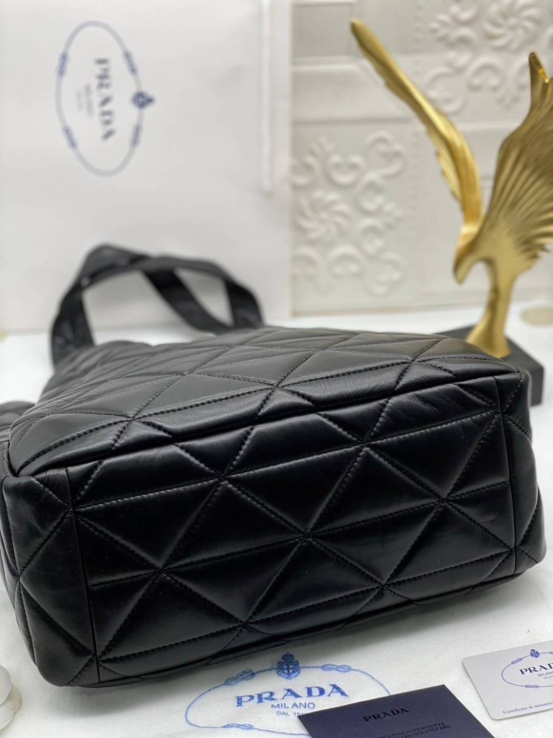 Medium PRADA nappa-leather tote bag with topstitching / PRADA Tote Bag กระเป๋าทรงโท้ท ภายในโล่งกว้าง มีหูจับในตัว ใส่สัมภาระได้เยอะจุใจ พร้อมส่งที่ไทยสวยน่าใช้มากห้ามพลาด!