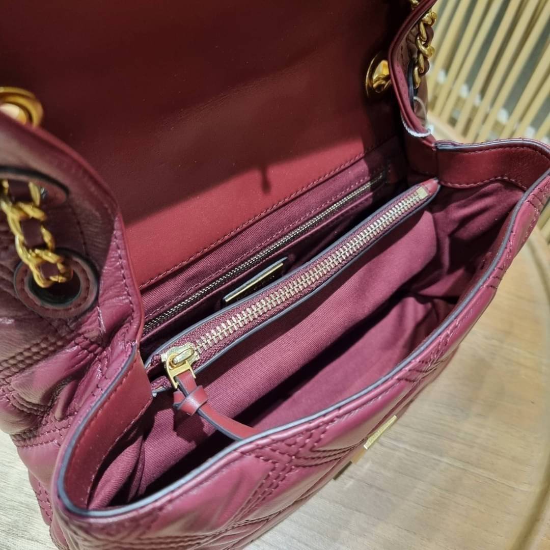 TORY BURCH FLEMING SOFT CONVERTIBLE SHOULDER BAG รุ่นหายากที่สาวๆตามหา มาพร้อมเสิร์ฟความสวยถึงบ้านไปเลยจ้า รอบนี้คัดสีสวยๆมาให้ได้ช้อปกันอย่างจุใจไปเลย กระเป๋าสะพายไหล่ หนังแท้นิ่มเต็มใบ สวยหรูดูแพง เปิด-ปิดด้วยตัวกดล็อคแน่นหนา สายสะพายในตัวปรับใช้ได้ 2 แ
