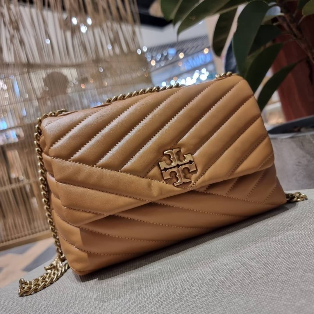 TORY BURCH KIRA CHEVRON CONVERTIBLE SHOULDER BAG (SMALL / MEDIUM) กระเป๋าสะพายรุ่นยอดฮิต ไซส์คลาสสิค ที่ใช้ยังไงก็ดูหรู ดีไซน์เฉพาะตัว วัสดุหนังแกะ สัมผัสนิ่ม เปิด-ปิดด้วยกระดุมแม่เหล็ก ภายในเป็นช่องโล่ง ใส่กระเป๋าสตางค์ มือถือ เครื่องสำอางค์ พาวเวอร์แบงค