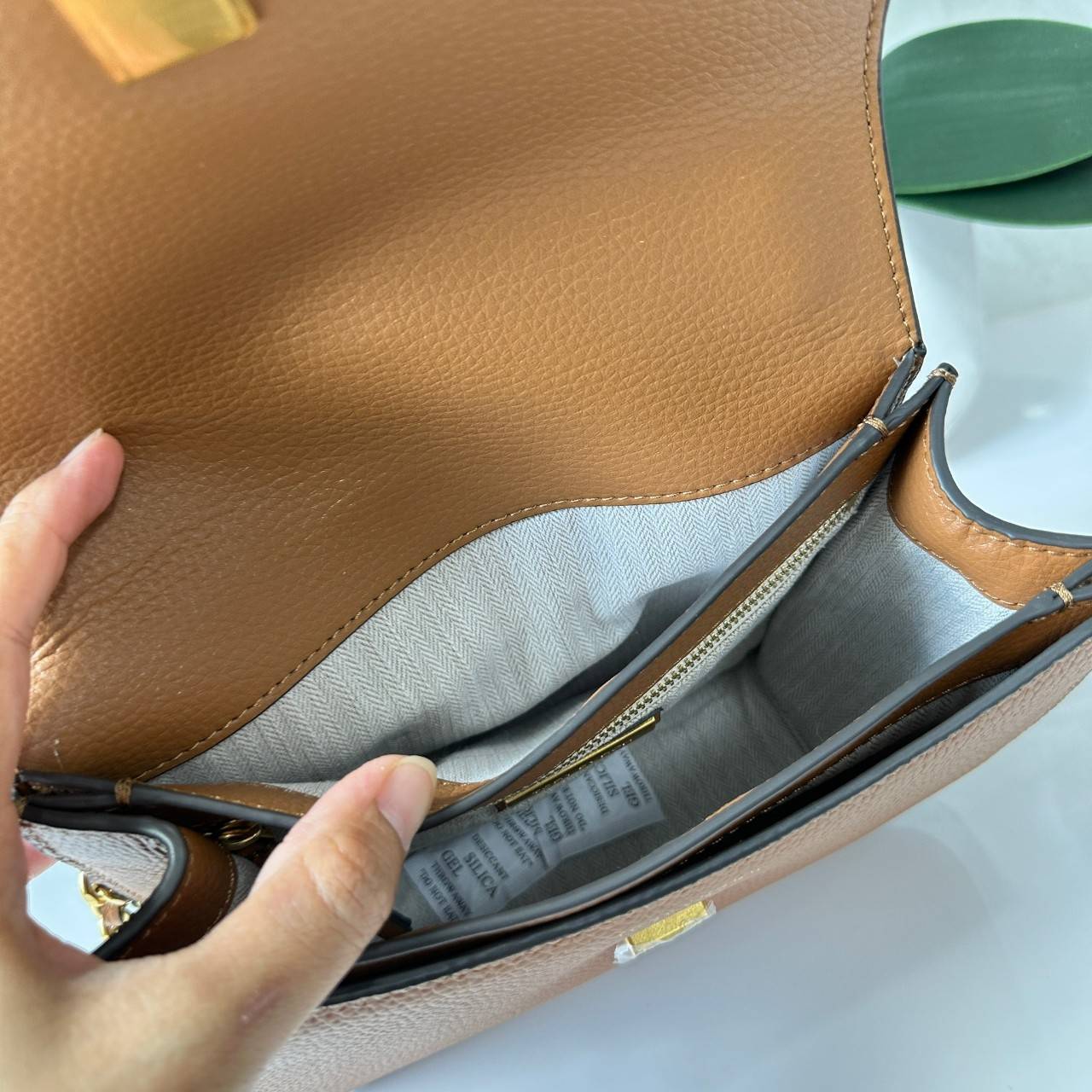 Tory Burch Britten Small Convertible Shoulder Bag คอลเลคชั่นใหม่สุดเรียบหรู