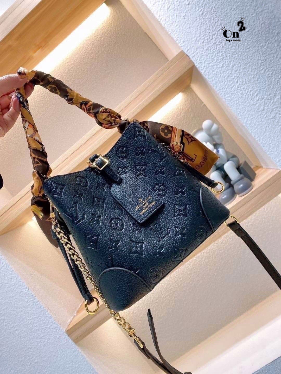 LV NeoNoe Beloved Monogram กระเป๋าสะพายทรงหรูหรา มีสไตล์ เป็นเอกลักษณ์ลงตัวสมบูรณ์แบบ จุของได้เยอะมาก งานปั้มลายโมโนแกรมเต็มใบ ใบจริงสวยมากกกก ได้สวยก่อนใคร ต้องจัดแล้วจ้า พร้อมส่งความสวยที่นี่ ที่เดียว!!