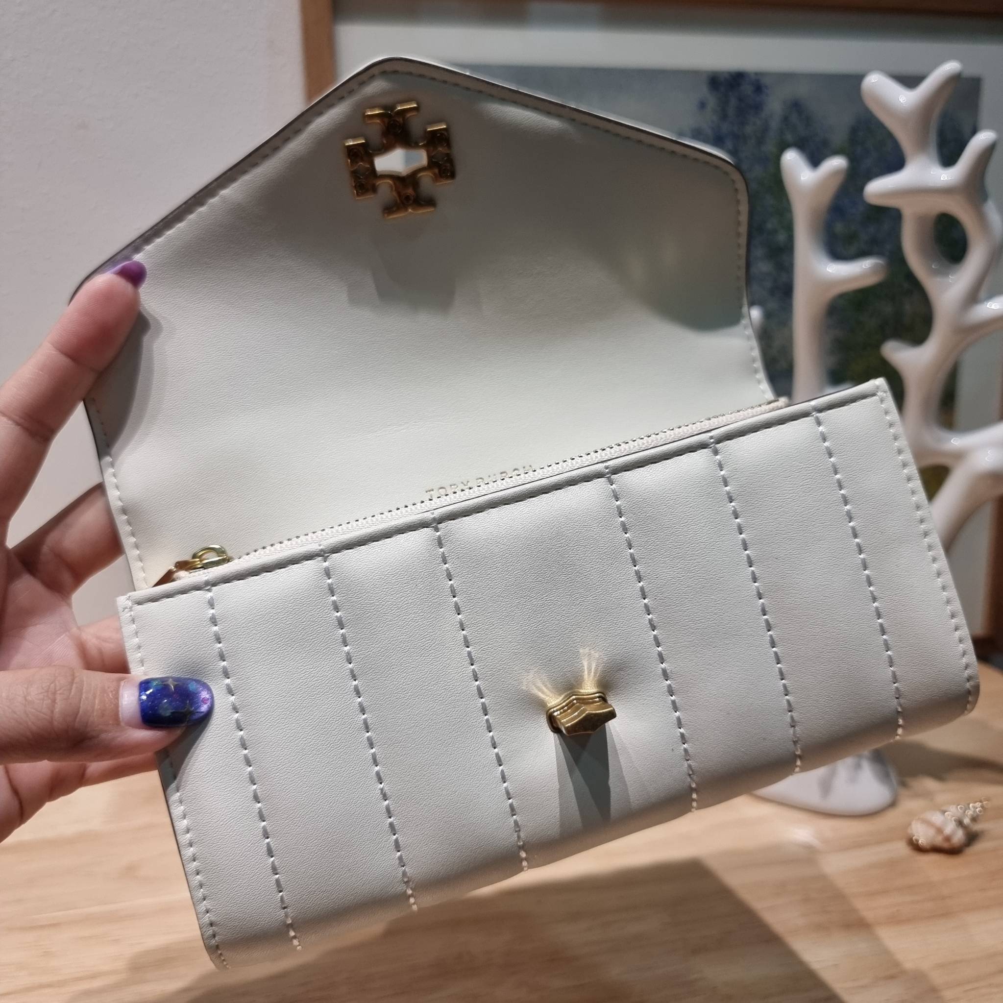 TORY BURCH KIRA CHEVRON POUCH KEY FOB / Tory wallet bag กระเป๋าสตางค์ใบยาวรุ่นใหม่ คอลเลคชั่น 2023 หรูหราทุกสี ดีไซน์คงความคลาสสิค ขนาดกำลังดี สัมผัสดีมาก