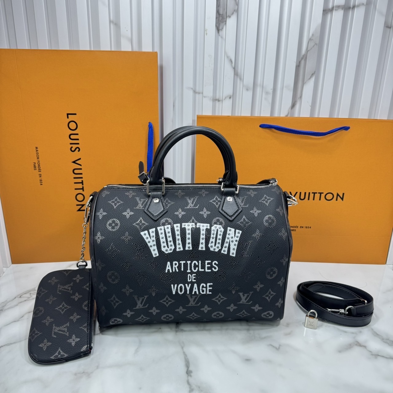 ORI หนังแท้ | LV Speedy P9 Bandoulière 30 Jackets กระเป๋าสะพายทรงหมอนสปีดี้ หนังสีดำ ประดับหมุดกระดุม ภายในบุหนังสีแดงแบบควิลต์งดงามสมบูรณ์แบบ