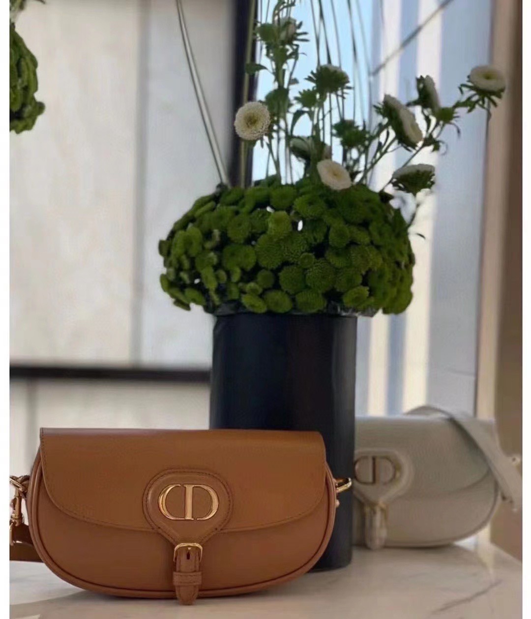 หนังแท้ DIOR BOBBY EAST-WEST BAG พร้อมส่งที่ไทย งานหนังแท้ทั้งใบเกรดออริจินอล ภาพสินค้าถ่ายจากงานขายจริง ใช้งานต่างประเทศได้ รุ่นใหม่ในฤดูกาลนี้ เพิ่มความทันสมัยให้กับซิลลูเอทของ Hobo ผ่านเส้นสายที่สง่างามและสัดส่วนที่กลมกลืนกัน สไตล์หนังลูกวัว โดดเด่นด้ว