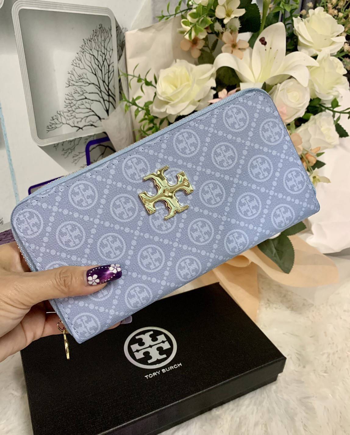 กระเป๋าสตางค์ใบยาว TORY BURCH : Monogram Pattern วัสดุหนังแกะสังเคราะห์ลงเคลือบเพิ่มความเงาอีกชั้น อะไหล่สีทอง **แบบซิปรอบ เปิด - ปิด กระเป๋าด้วยซิปรอบ ด้านในแบ่งออกเป็น 3 Patation ตรงกลางเป็นซิปยาว มีช่องใส่บัตรได้ 8 ใบ หนังเงาสวย จับถนัดมือ พร้อมส่งให้ส