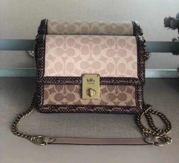 COACH HUTTON SHOULDER BAG IN SIGNATURE CANVAS sold out ไปกันทั่วหน้าในหลายประเทศ กับกระเป๋าสะพายที่สุดของความหรู ดีไซน์คลาสสิควินเทจ ลูกเล่นสีแทนสนิมตัดกับอะไหล่สีทองเหลืองดูย้อนยุคและหรูหรา วัสดุหนังแคนวาสสลับหนังแท้ สายสะพายโซ่สลับหนัง ปรับสะพายได้ 2 แบ