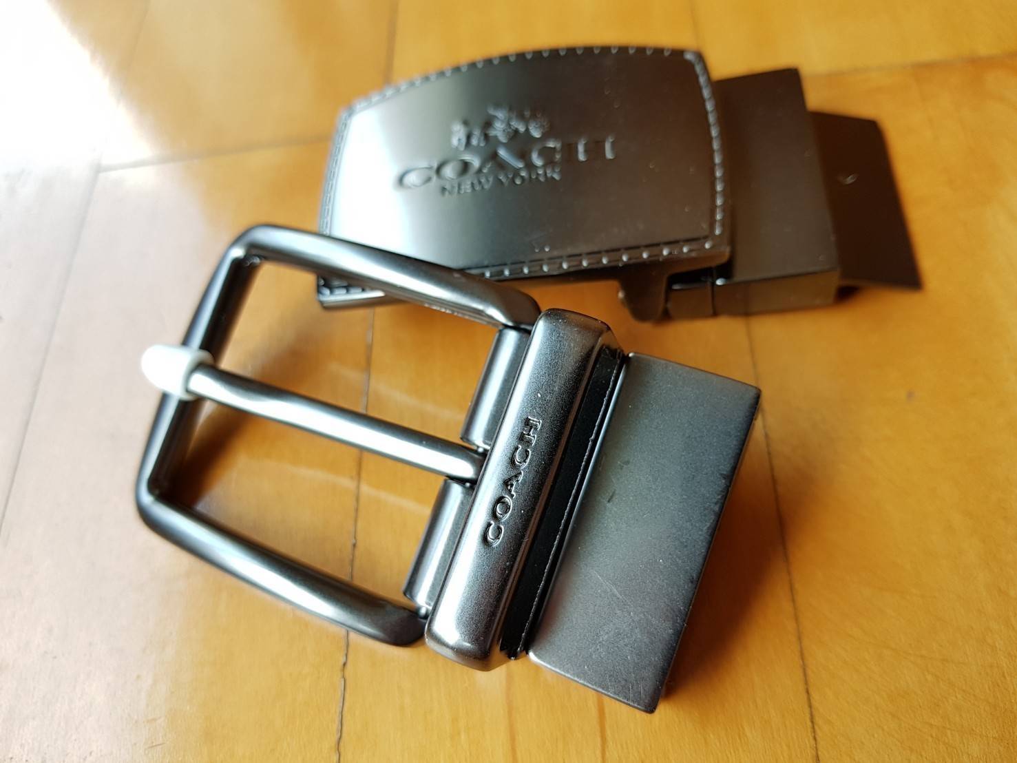 Coach Men's Belt Gift Set ชุดเข็มขัดสำหรับคุณผู้ชาย วัสดุหนังคุณภาพดี มีหัวเข็มขัด 2 แบบ เปลี่ยนใช้ได้หลายโอกาส ราคาสุดคุ้ม มาพร้อมกล่องจะมอบเป็นของขวัญ ในโอกาสพิเศษก็เหมาะค่ะ
