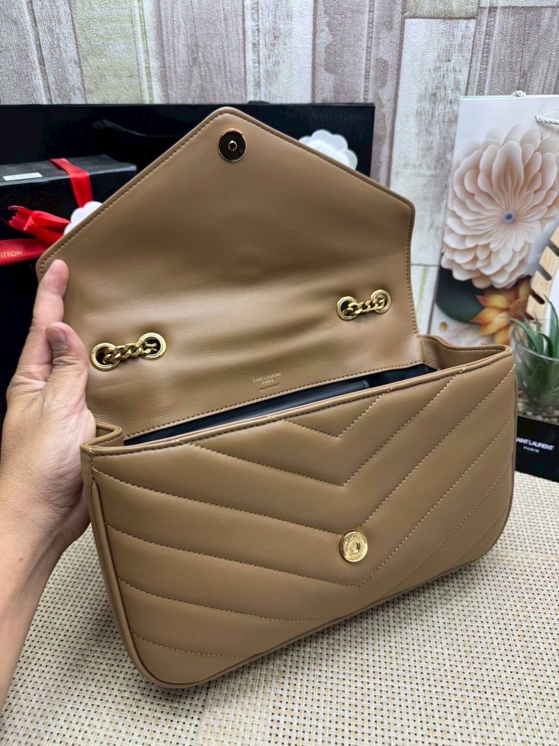 ORI หนังแท้ | 28cm YSL LOULOU medium in MATELASSÉ กระเป๋าสะพายสายโซ่าีทองหรูหรา งานหนังแท้เนื้อนุ่มตะเข็บเย็บลายเชฟรอนสวยหรูโดดเด่นเป็นเอกลักษณ์ 🤍 เกรดออริจินอล หนังแท้