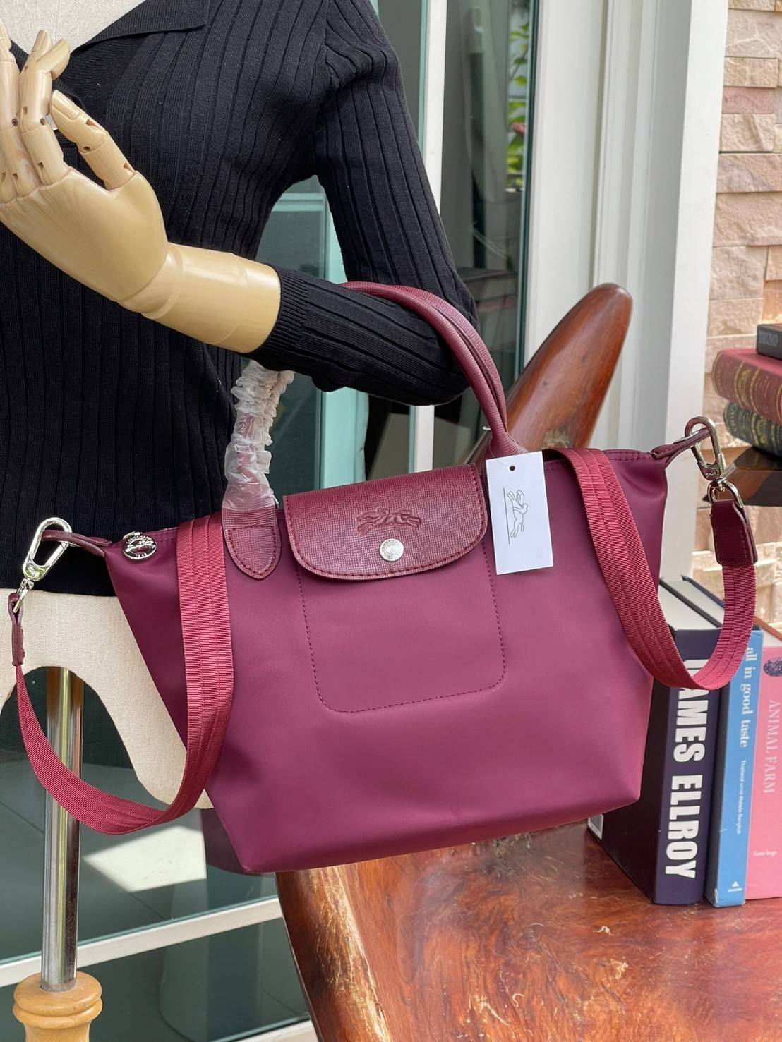 Longchamp Le Pliage Neo Size S มาพบกับกระเป๋ารุ่นยอดนิยม ที่สาวๆ ต้องมีไว้เก็บไว้สักใบ กระเป๋าโท้ทใบนี้ มาพร้อมกับสีที่มีสไตล์เรียบง่าย มีสายสะพายยาวช่วยให้คุณสามารถสะพายไหล่ได้อย่างสบาย ในขณะที่ที่ปิดแบบซิปช่วยให้คุณมั่นใจได้ว่าของด้านในมีความปลอดภัย Le 